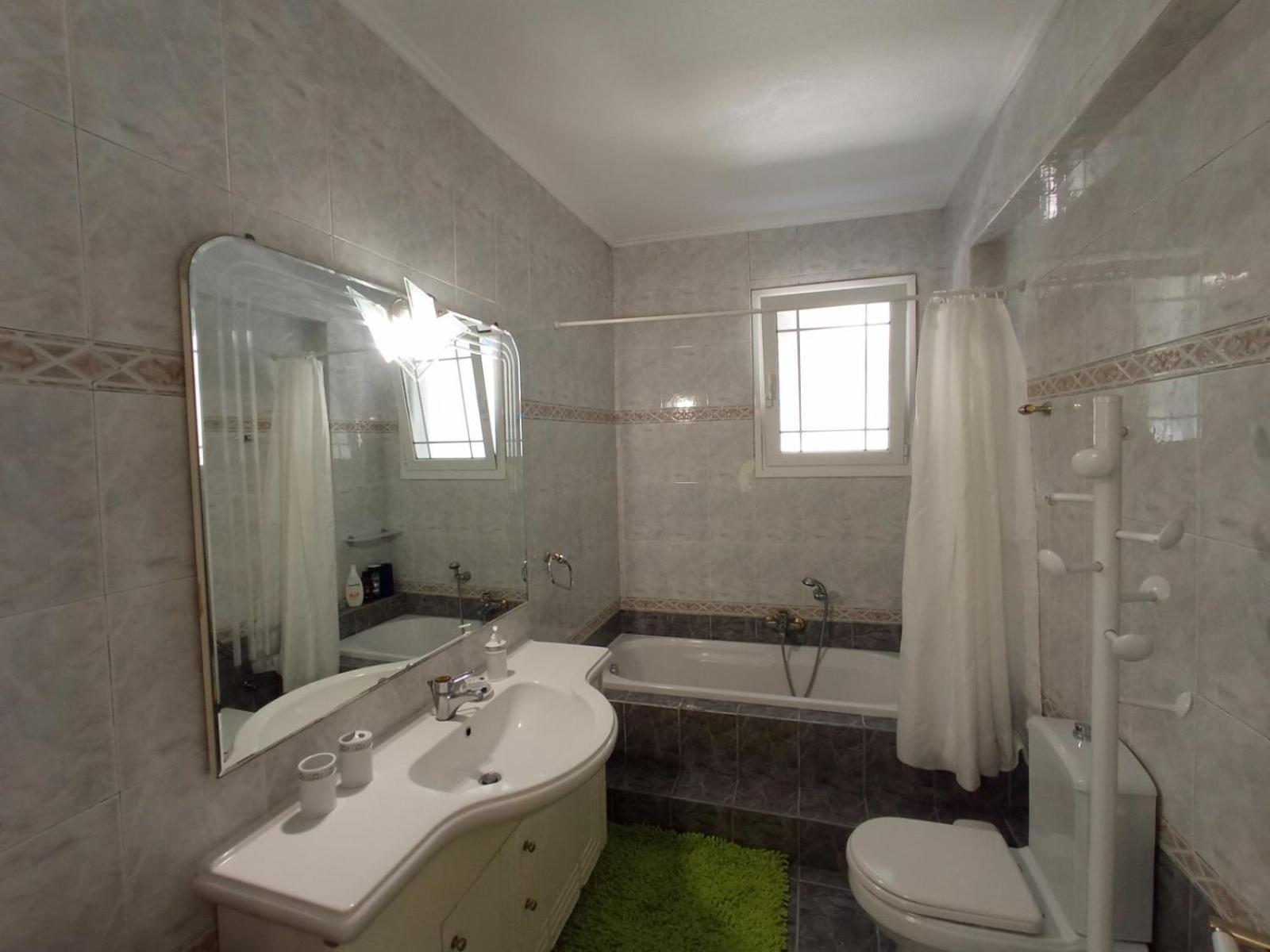 Flat With Garden Near Sea, Port And Airport Apartment Artemida  Phòng bức ảnh